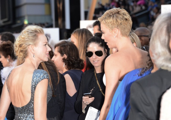 Naomi Wattstranh thủ trò chuyện với Charlize Theron
