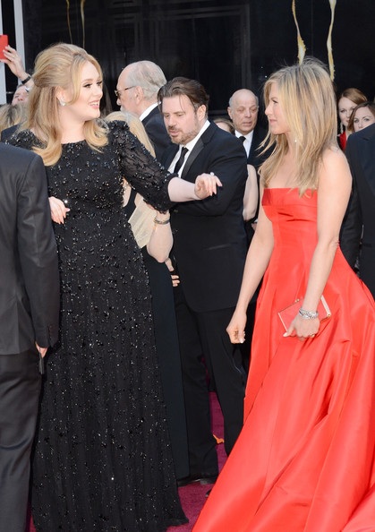 Adele vui vẻ trò chueyẹn với đàn chị Jennifer Aniston