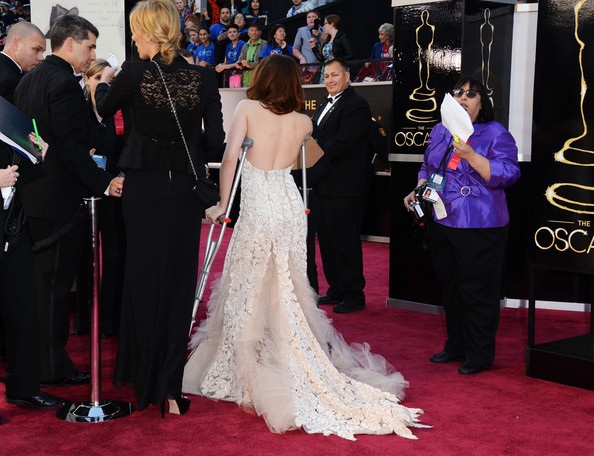 Kristen Stewart chống nạng dự Oscar! - 11 VN