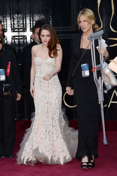 Kristen Stewart chống nạng dự Oscar! - 1 VN