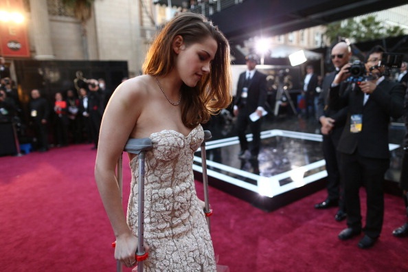 Kristen Stewart chống nạng dự Oscar! - 2 VN