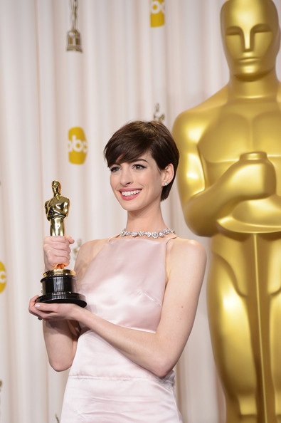 “Anne Hathaway đã tập đọc “diễn văn” Oscar nhiều lần” - 1 Anne Hathaway giành giải Oscar cho nữ diễn viên phụ xuất sắc nhất