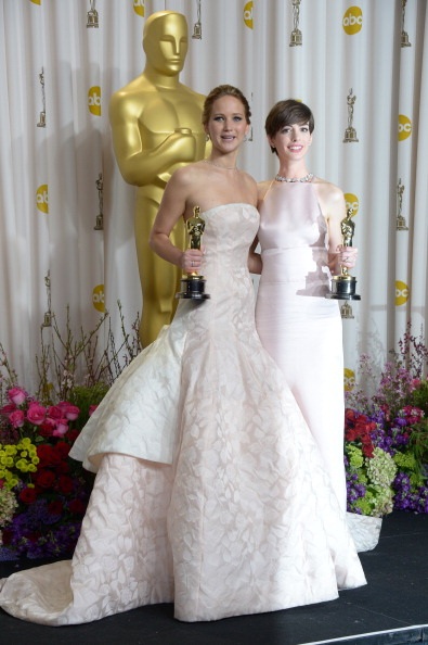 Những hình ảnh đáng nhớ của Jennifer Lawrence tại Oscar 2013 - 22 Clip khoảnh khắc Jennifer Lawrence ngã khi lên nhận giải Oscar: