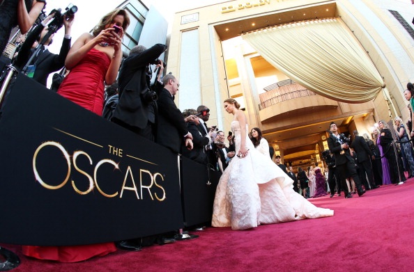 Những hình ảnh đáng nhớ của Jennifer Lawrence tại Oscar 2013 - 4 VN