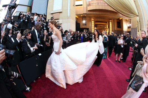 Những hình ảnh đáng nhớ của Jennifer Lawrence tại Oscar 2013 - 6 VN