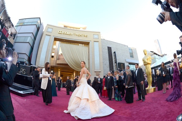 Những hình ảnh đáng nhớ của Jennifer Lawrence tại Oscar 2013 - 7 VN