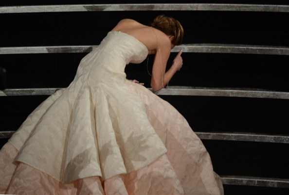 Những hình ảnh đáng nhớ của Jennifer Lawrence tại Oscar 2013 - 10 VN