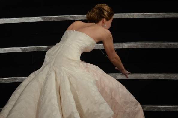 Những hình ảnh đáng nhớ của Jennifer Lawrence tại Oscar 2013 - 11 VN