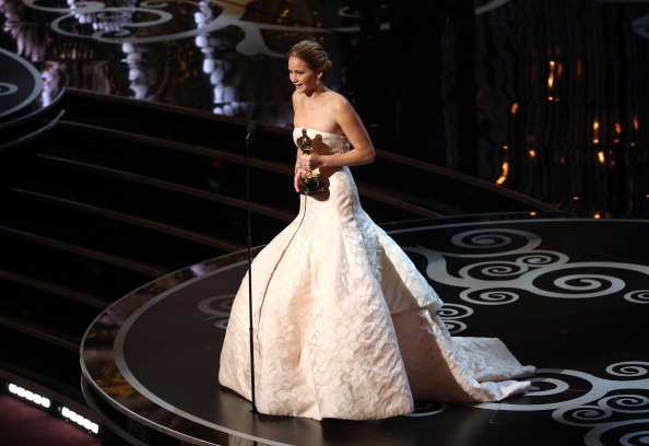 Những hình ảnh đáng nhớ của Jennifer Lawrence tại Oscar 2013 - 16 VN