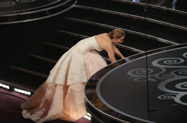 Những hình ảnh đáng nhớ của Jennifer Lawrence tại Oscar 2013 - 12 VN