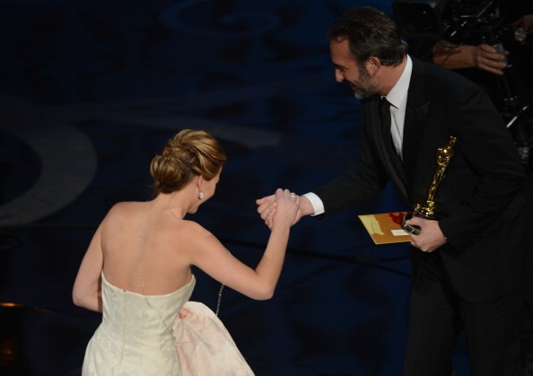 Những hình ảnh đáng nhớ của Jennifer Lawrence tại Oscar 2013 - 13 VN