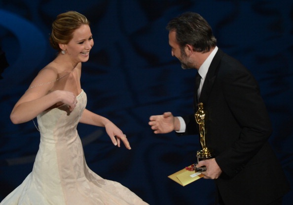 Những hình ảnh đáng nhớ của Jennifer Lawrence tại Oscar 2013 - 14 VN