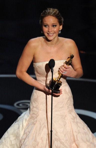 Những hình ảnh đáng nhớ của Jennifer Lawrence tại Oscar 2013 - 17 VN