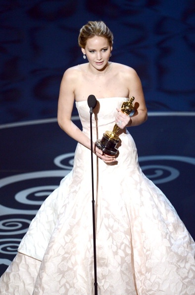 Những hình ảnh đáng nhớ của Jennifer Lawrence tại Oscar 2013 - 18 VN