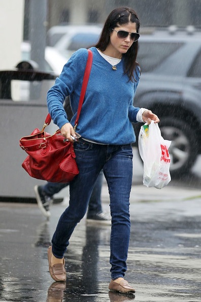 Một chiếc túi đỏ nổi bật mà Selma đeo trong ngày mưa