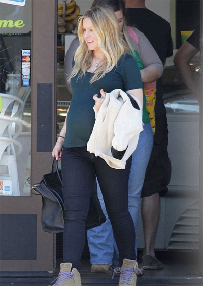 Kiều nữ Hollywood vén áo khoe bụng bầu trên phố - 5 Kristen Bell hiện đã mang thai chừng 6 tháng