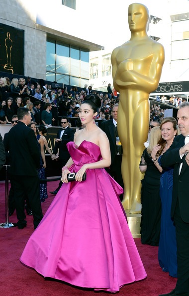 Vũ nữ thoát y khen váy Phạm Băng Băng đẹp nhất trên thảm đỏ Oscar - 10 VN