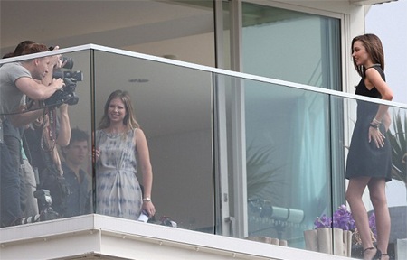 Miranda Kerr khoe chân thon, tóc mượt