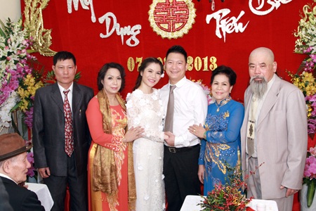 Ca sỹ Mỹ Dung rạng ngời trong lễ ăn hỏi - 4 Ảnh: