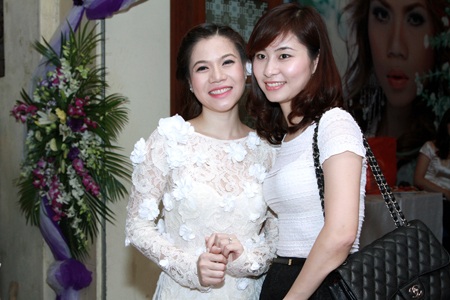 Ca sỹ Mỹ Dung rạng ngời trong lễ ăn hỏi - 5 Diễn viên hài Thành Trung (phải) chúc mừng hạnh phúc bạn thân
