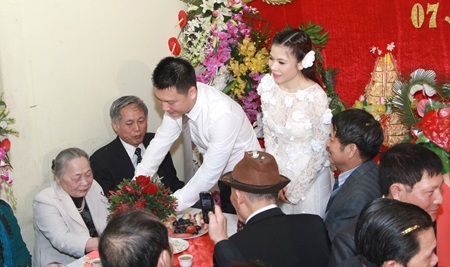 Ca sỹ Mỹ Dung rạng ngời trong lễ ăn hỏi - 9 Mỹ Dung và chồng tương lai rót nước mời quan viên hai họ.