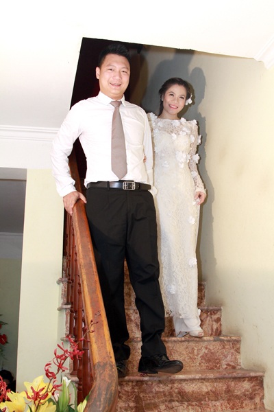 Ca sỹ Mỹ Dung rạng ngời trong lễ ăn hỏi - 10 Chồng tương lai dắt Mỹ Dung ra mắt hai họ