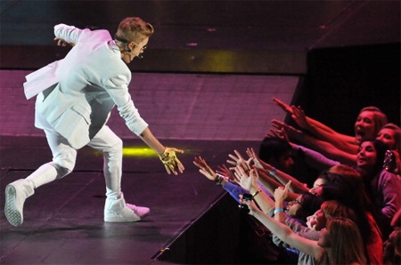 Justin Bieber trên sân khấu trong buổi diễn tại London ngày 5/3