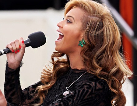 “Sao” đam mê thời trang màu xanh ngọc lục bảo - 3 Beyonce và đôi khuyên tai ngọc lục bảo đắt giá