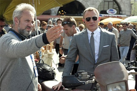 Chồng của Kate Winslet không đạo diễn phần tiếp theo của James Bond - 1 Sam Mendes và diễn viên Daniel Craig tại phim trường Skyfall