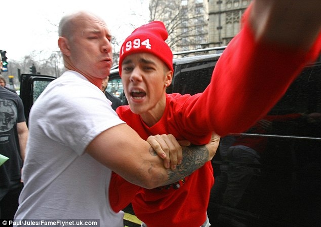 Justin Bieber lại tấn công thợ săn ảnh - 1 Justin nổi đóa với paparazzi