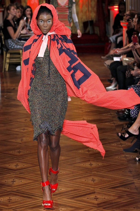 Ngô Bội Từ trình diễn cùng dàn siêu mẫu