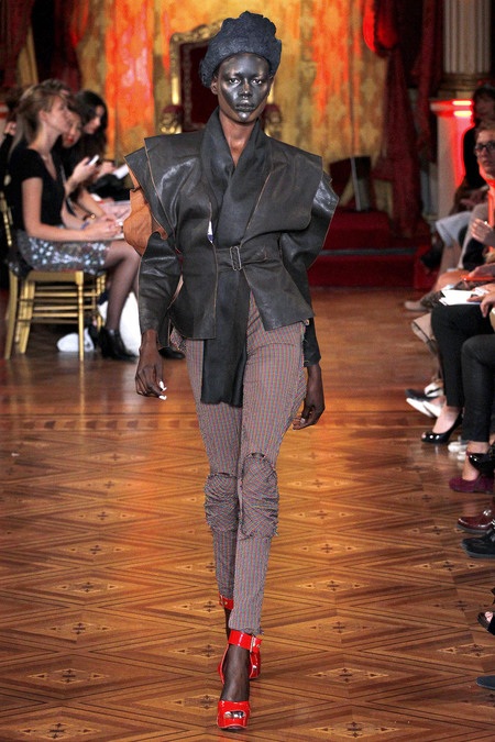 Ngô Bội Từ trình diễn cùng dàn siêu mẫu