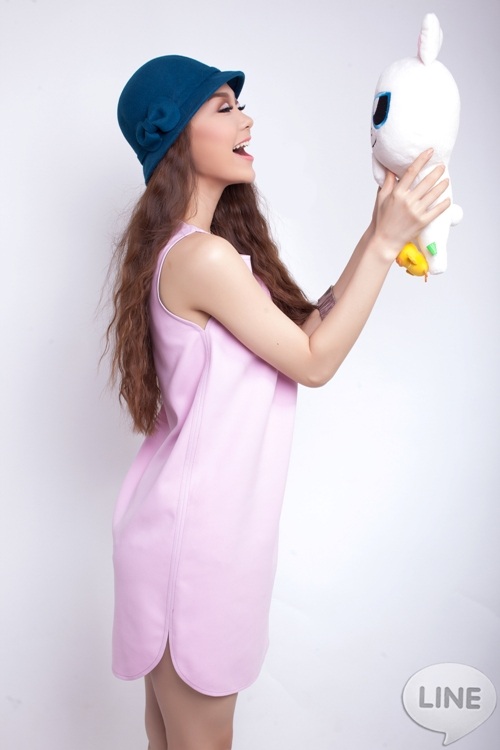 Minh Hằng đọ độ “cute” với thỏ bông