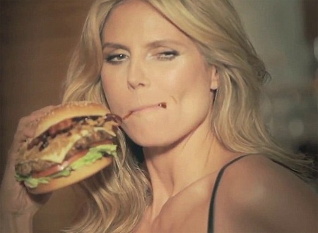 Heidi Klum ăn bánh hamburger cũng gợi cảm - 2 Siêu mãu 4 con khoe dáng hoàn hảo trong clip quảng cáo này