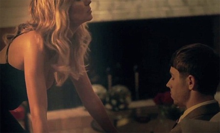 Heidi Klum ăn bánh hamburger cũng gợi cảm - 5 Ở tuổi 39, Heidi Klum vẫn trẻ trung và hấp dẫn