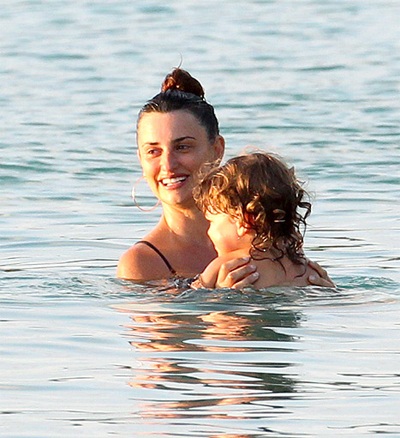 Nữ diễn viên nổi tiếng bế con trai Leo cùng tắm biển