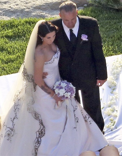 Chồng cũ của Sandra Bullock kết hôn lần thứ 4 - 1 Jesse James và John Paul Dejoria hạnh phúc trong ngày cưới