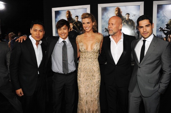 Lee Byung-hun đứng cạnh Adrianne Palicki