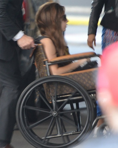 Lady Gaga và chiếc xe lăn LV