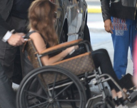 Lady Gaga thay xe lăn mạ vàng bằng xe lăn… Louis Vuitton - 2 Lady Gaga và chiếc xe lăn LV