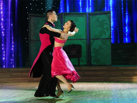 Nhiều bất ngờ trong đêm thứ 2 của Bước nhảy hoàn vũ - 4 Yến Trang khẳng định khả năng khiêu vũ bằng điểm 10 duy nhất của đêm thi thứ 2 này