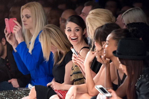 Emmy Rossum vui vẻ trò chuyện với các khách mời khác