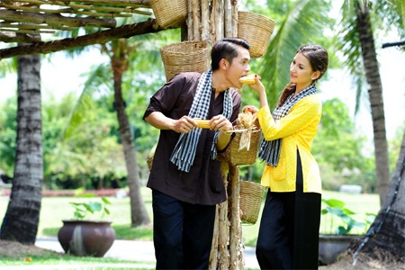 Hòa Hiệp tình tứ bên bạn nhảy xinh đẹp - 4 VN