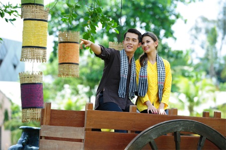 Hòa Hiệp tình tứ bên bạn nhảy xinh đẹp - 5 VN