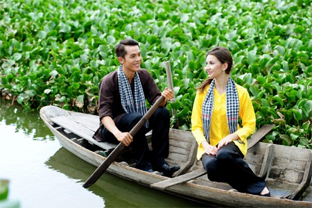 Hòa Hiệp tình tứ bên bạn nhảy xinh đẹp - 9 VN