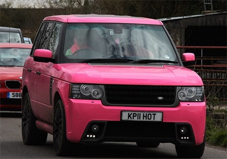 Siêu mẫu “ngực bự” rao bán ô tô xịn sau ngày cưới - 2 Chiếc xe được sơn màu mà cô rất thích