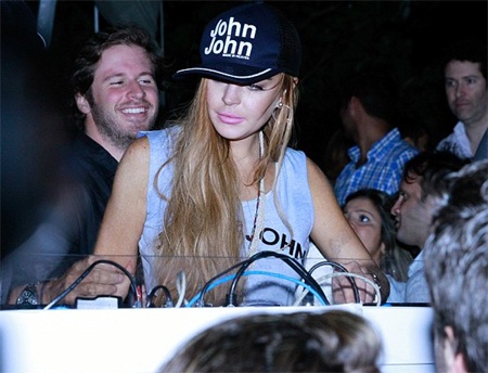 Lindsay Lohan tiếp tục tiệc tùng ở Brazil - 1 Lilo tiệc tùng tại Brazil