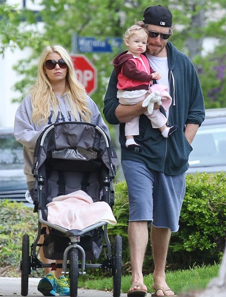 “Sao” nghỉ lễ Phục Sinh như thế nào? - 13 Bà bầu Jessica Simpson đi dạo phố cùng bạn trai Eric Johnson và con gái Maxwell