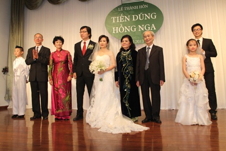 Hình ảnh “độc” trong lễ cưới “Giáo sư Xoay” - 12 Tin: VN