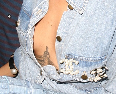 Bộ váy bò khác người của Rihanna - 8 VN